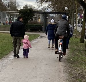 Fußgänger und Radfahrende auf einem Fußweg